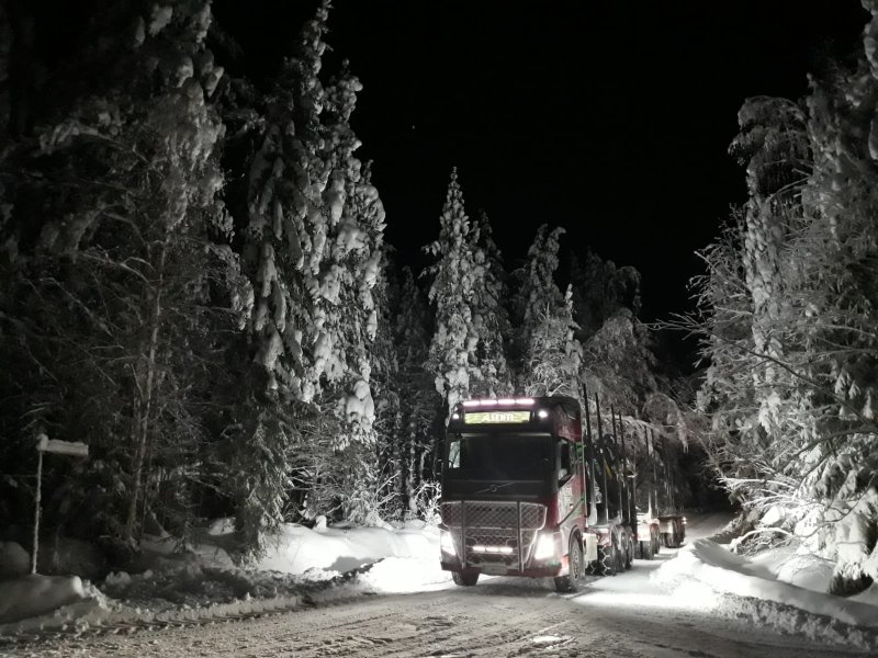Kuljetus A. Lehti Oy:n kuljetusrekka lumisella tiellä